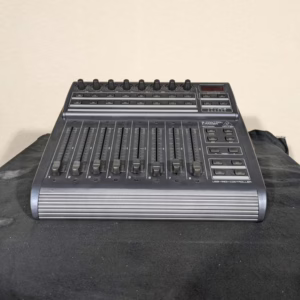Behringer BCF2000 Contrôleur MIDI cascadable